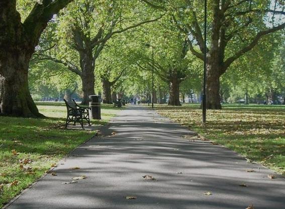 London Fields, 2 mins away!