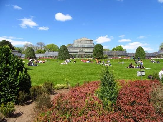 Botanic gardens park - 5 mins away